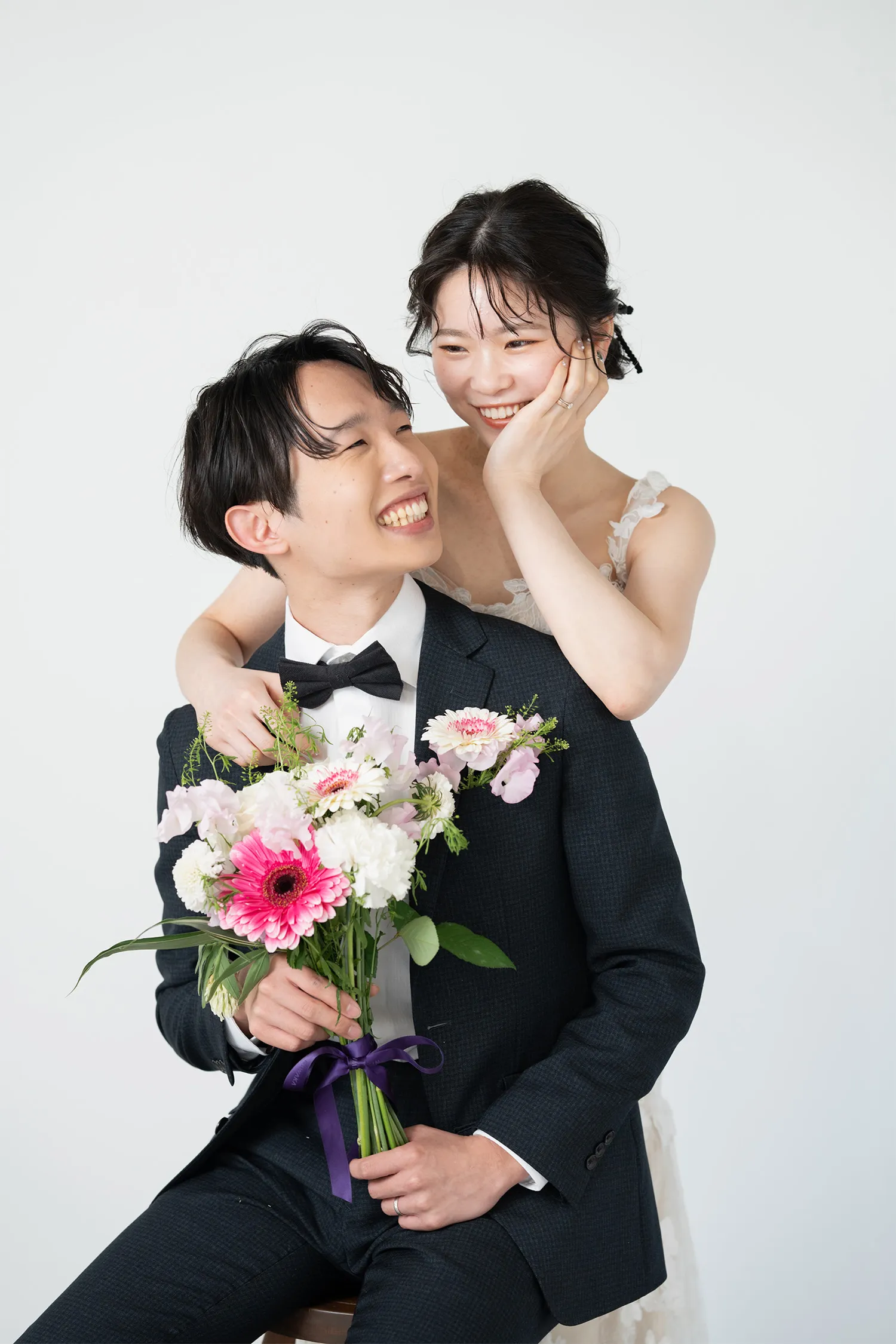 結婚する男女の写真
